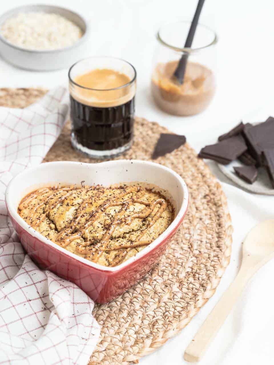 Havermoutmout ontbijttaart met chocolade