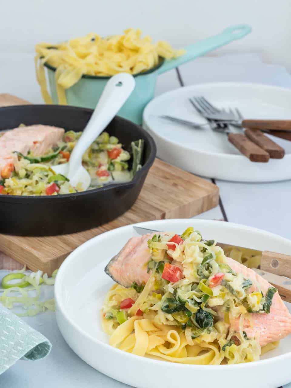 Romige pasta met zalm en prei