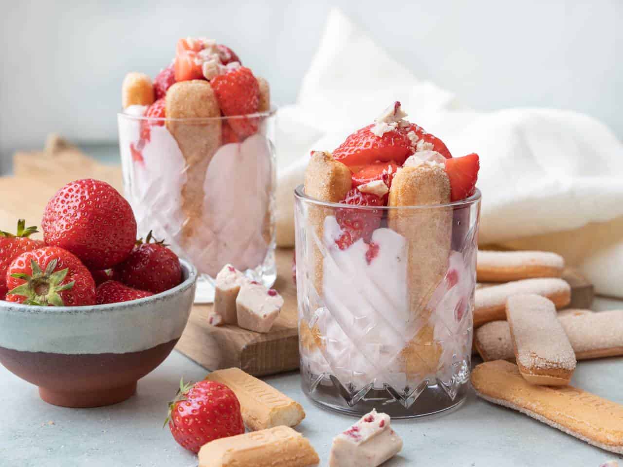 Kerst dessert tiramisu met aardbeien
