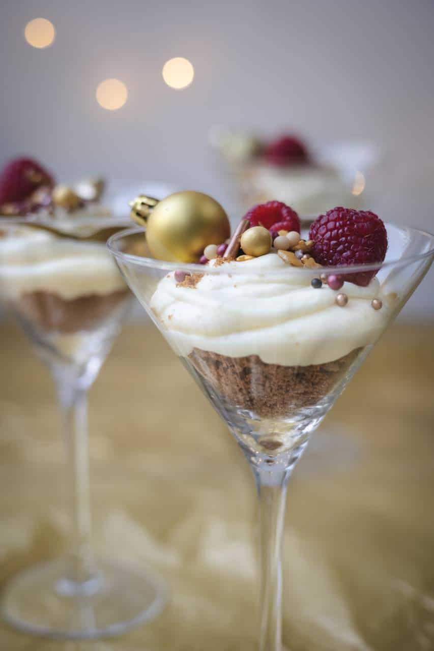 Witte chocolademousse, dessert in een glaasje