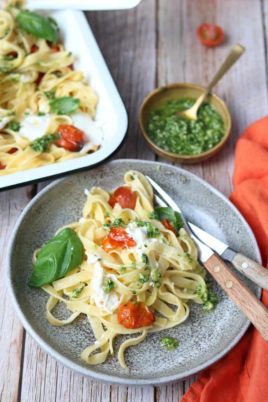 Pasta caprese met burrata en pesto