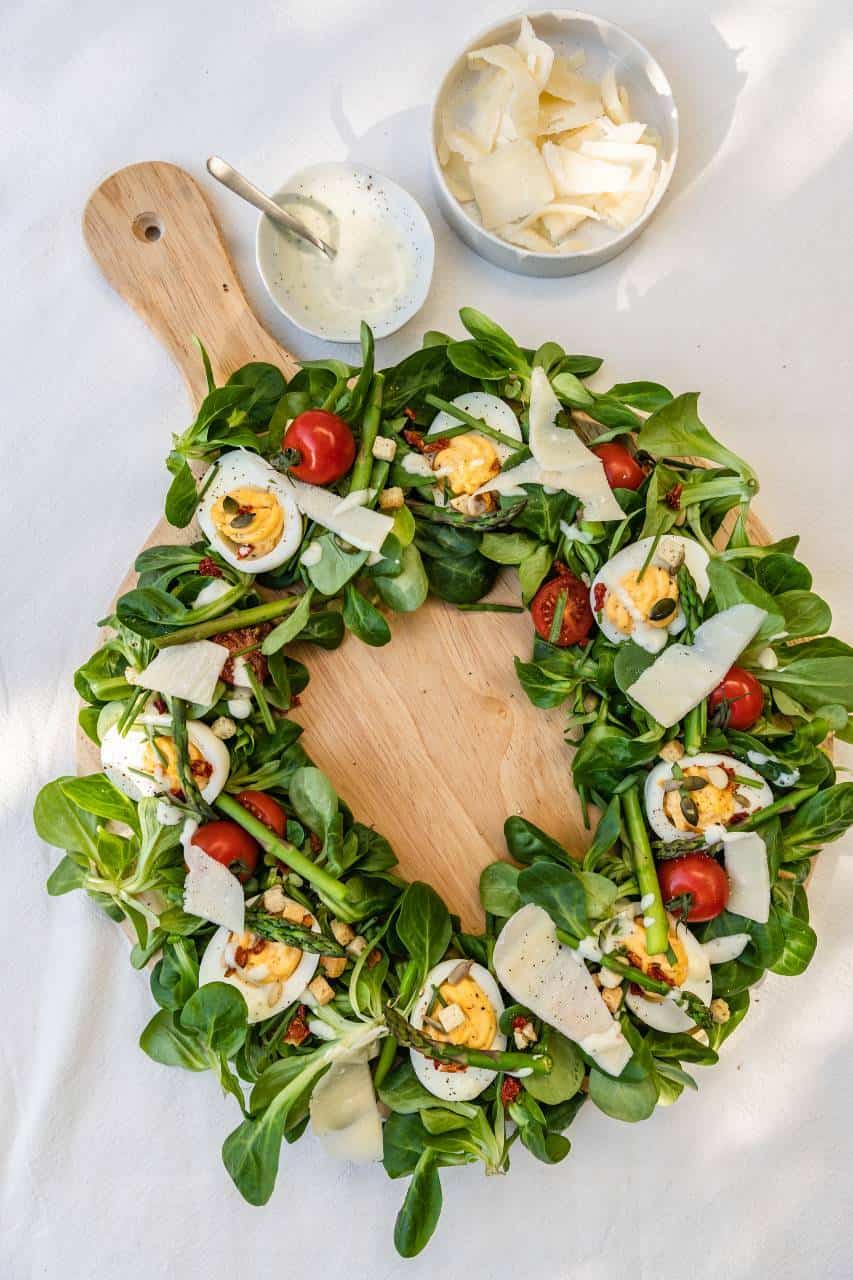 Gevulde eieren krans salade met truffel eieren en groene asperges