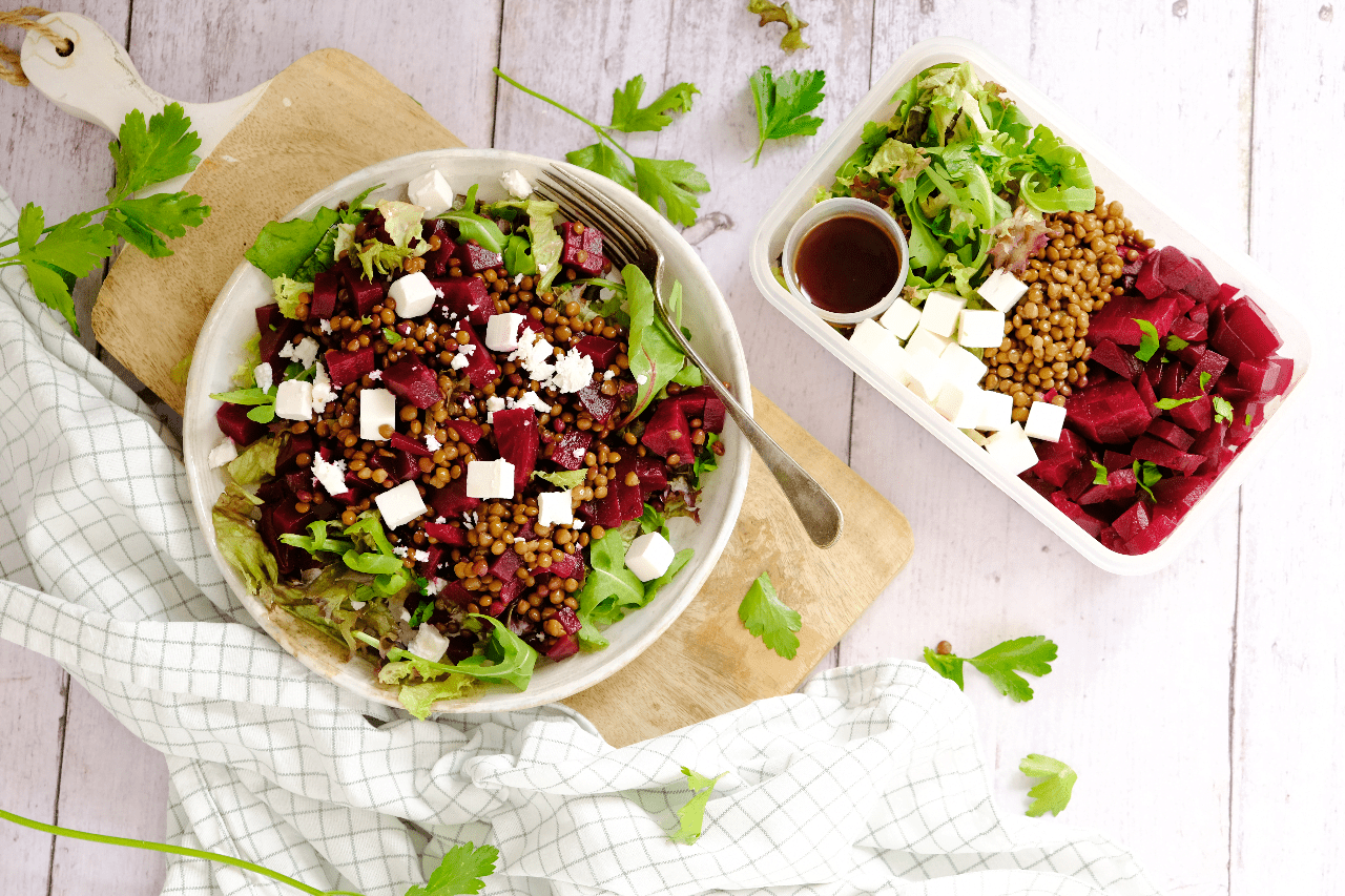 Lunch salade meenemen met biet, feta en linzen