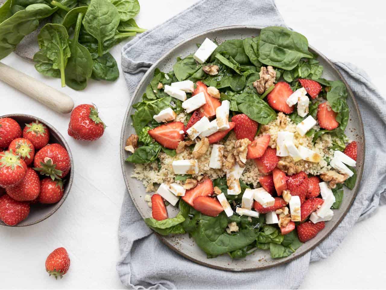 Zomerse salade voor de lunch meenemen met aardbeieren