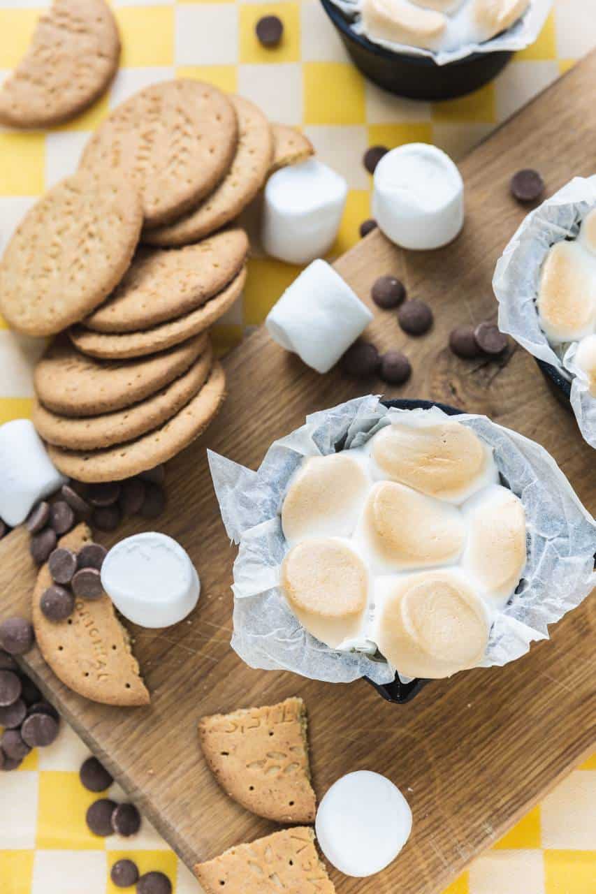 Smores maken uit de oven met chocolade marshmallows en koek