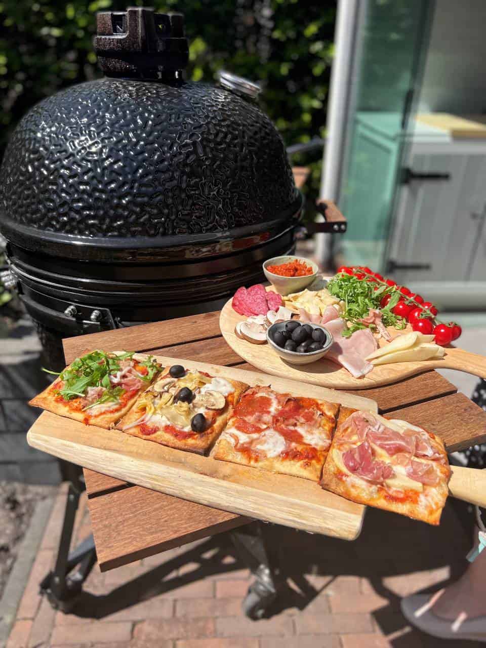 Pizza beleggen voor een pizzaparty