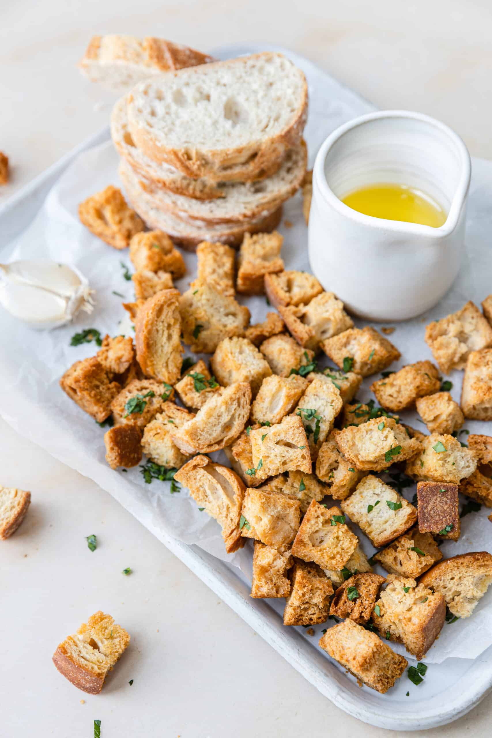 Croutons maken van oud brood