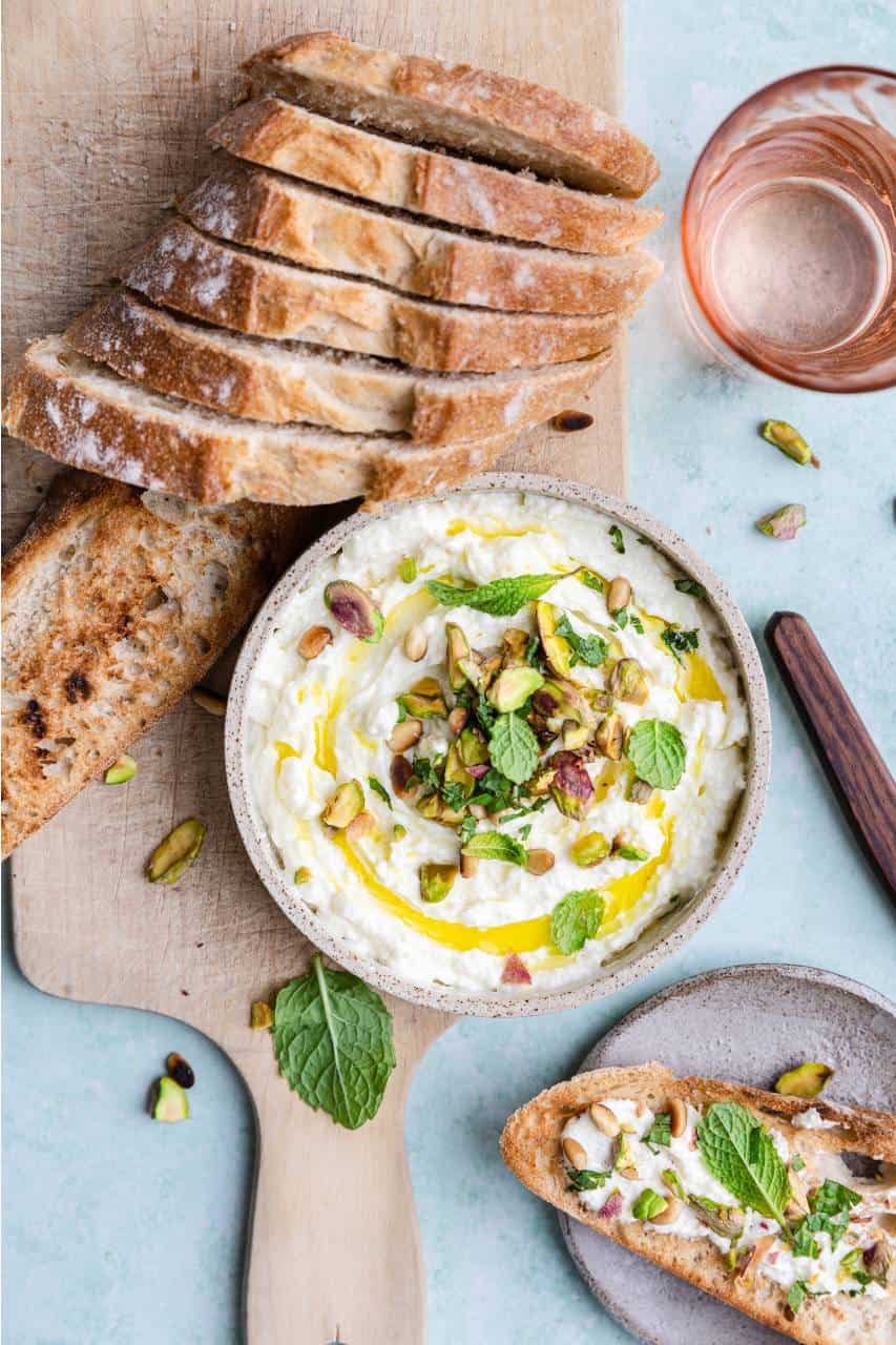 Opgeklopte feta dip met Griekse yoghurt en olijfolie