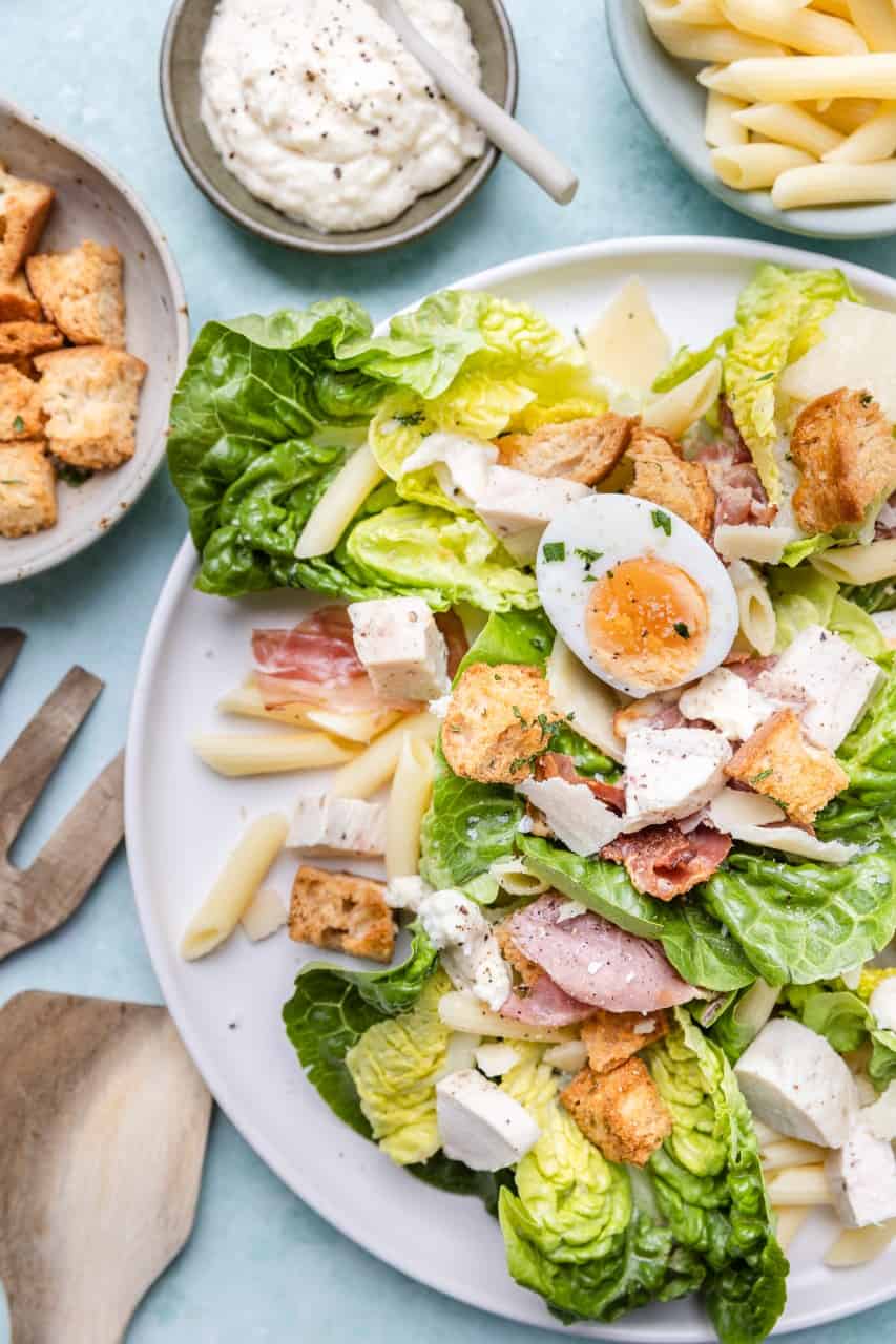 Caesar salade met kip en pasta