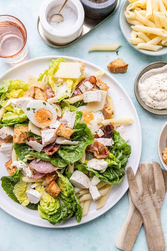 Caesar salade met kip en pasta, maaltijdsalade