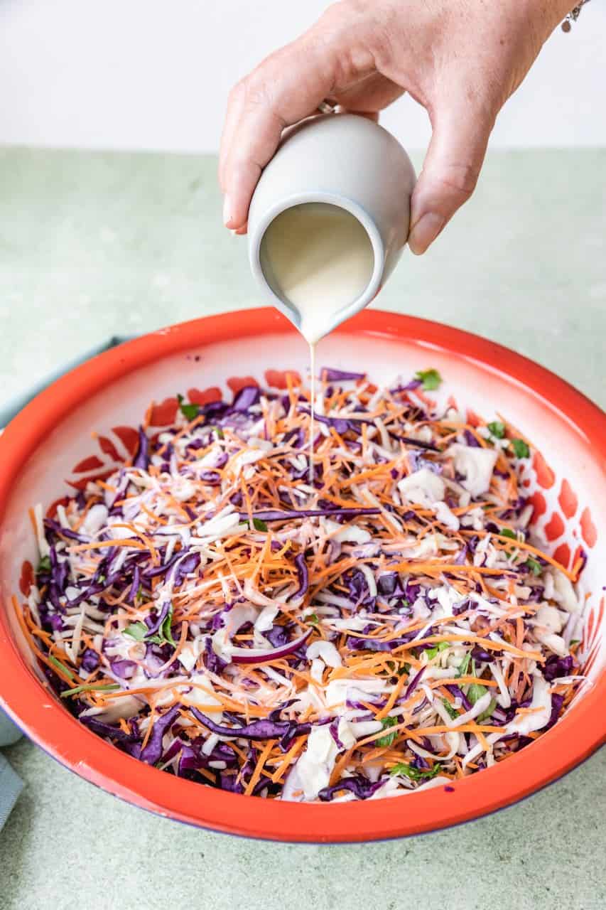 Amerikaanse coleslaw maken, koolsalade maken