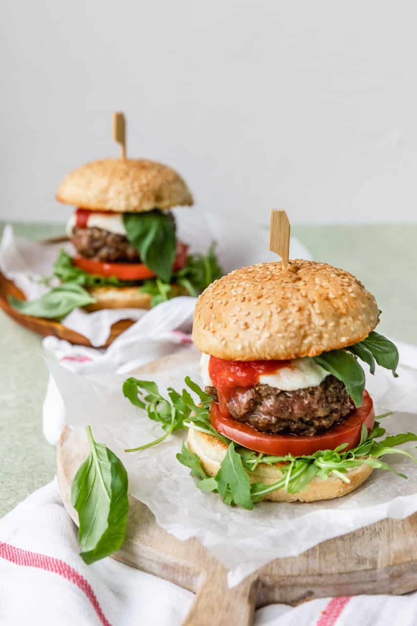 Italiaanse caprese hamburger