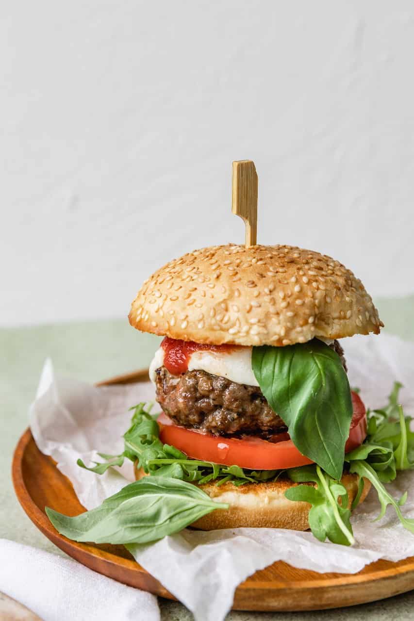 Italiaanse hamburger met mozzarella