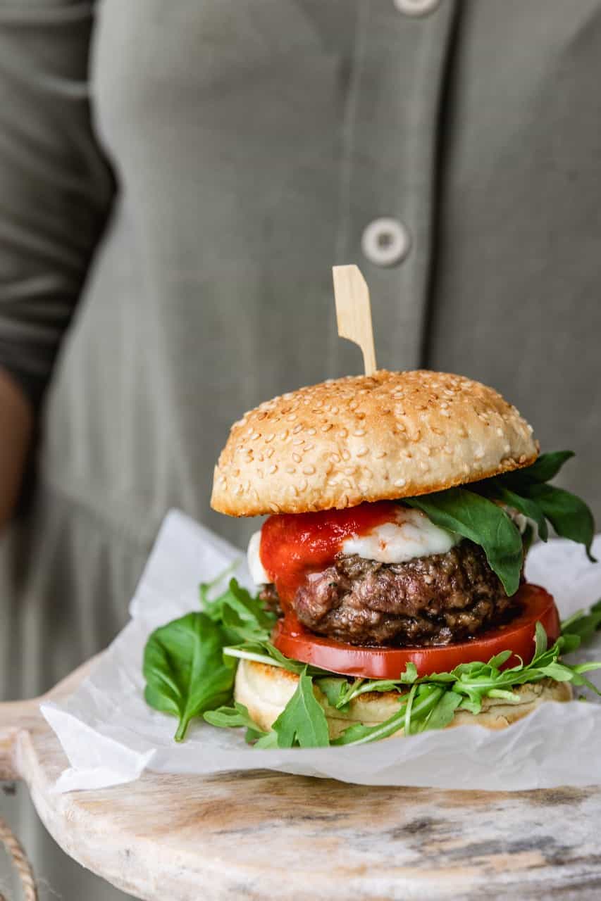 Italiaanse hamburger van de bbq of uit de pan