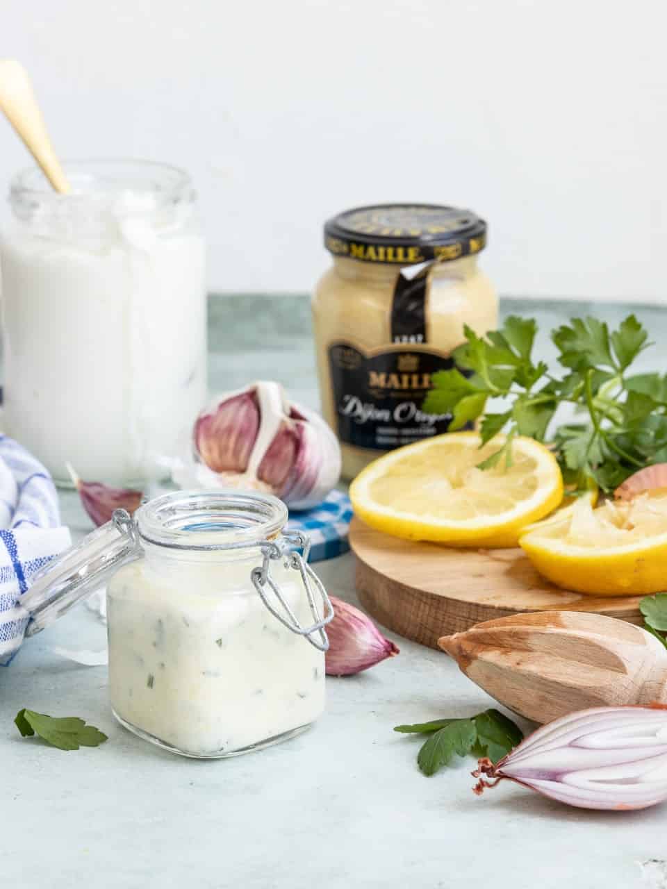 Yoghurt dressing maken