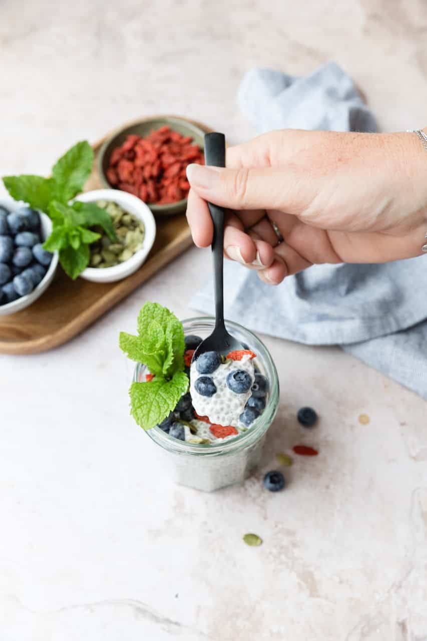 Chia puddning met blauwe bessen