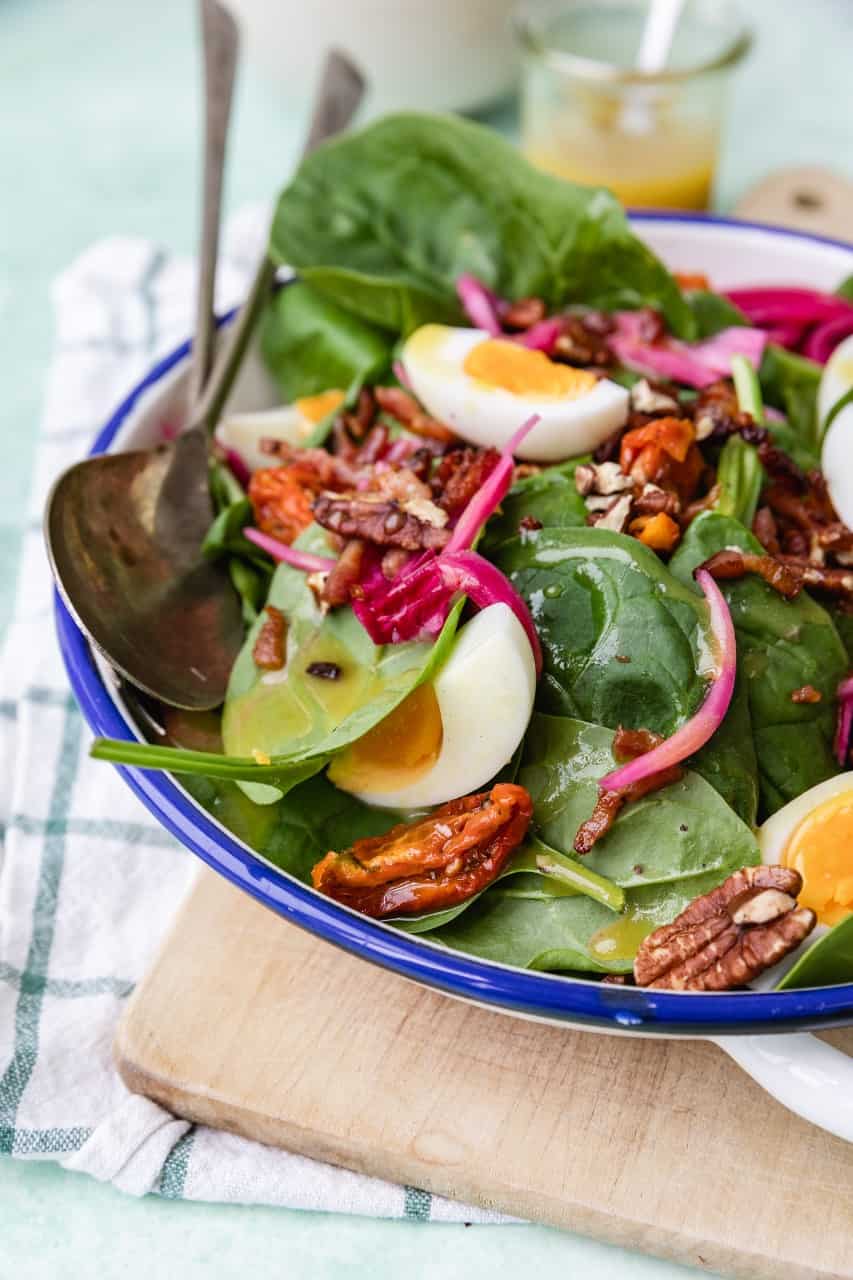 Rauwe spinazie salade met spekjes