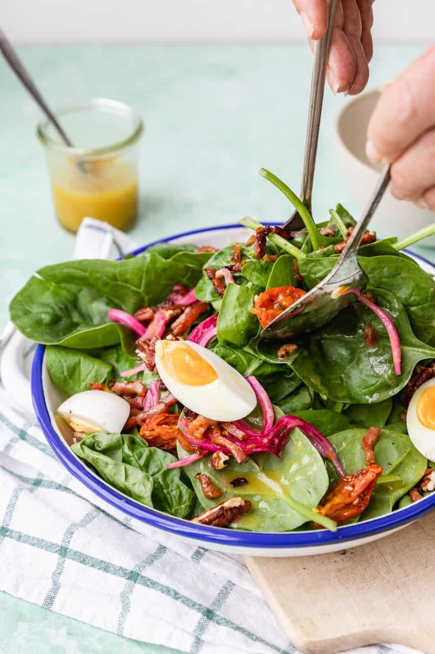 Salade met spinazie, ei en spekjes