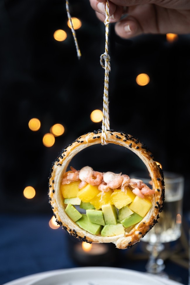 Garnalencocktail met een twist in een bladerdeegring