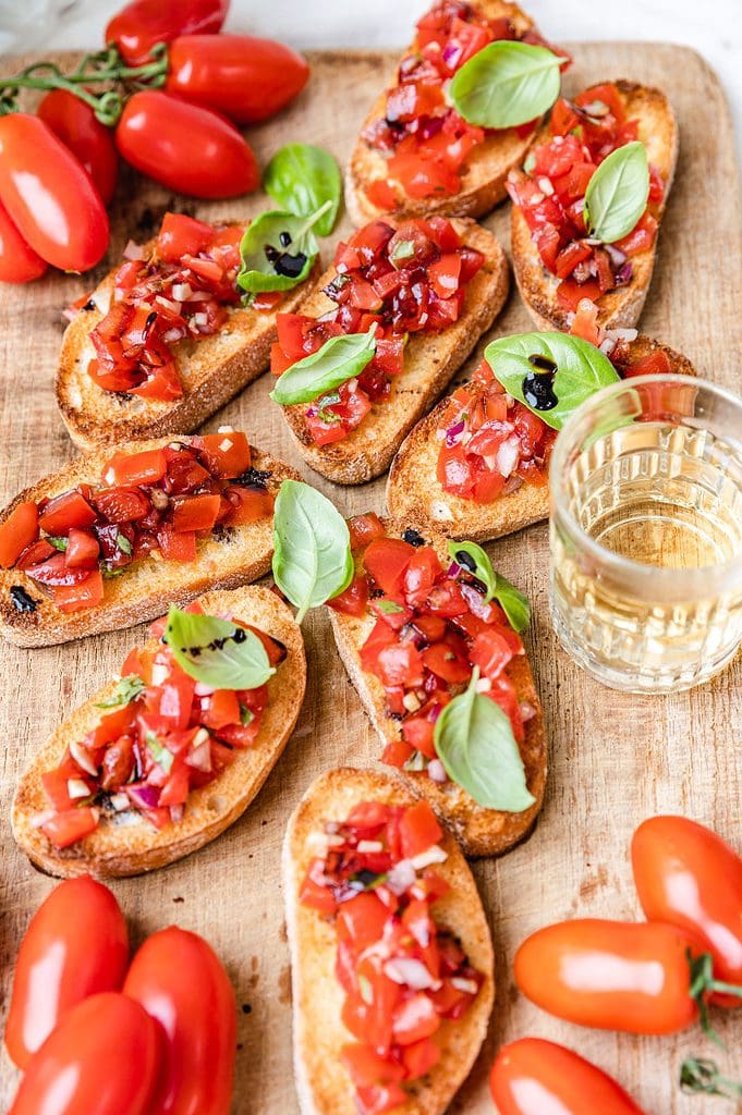 Bruschetta met tomaat basilicum en ui