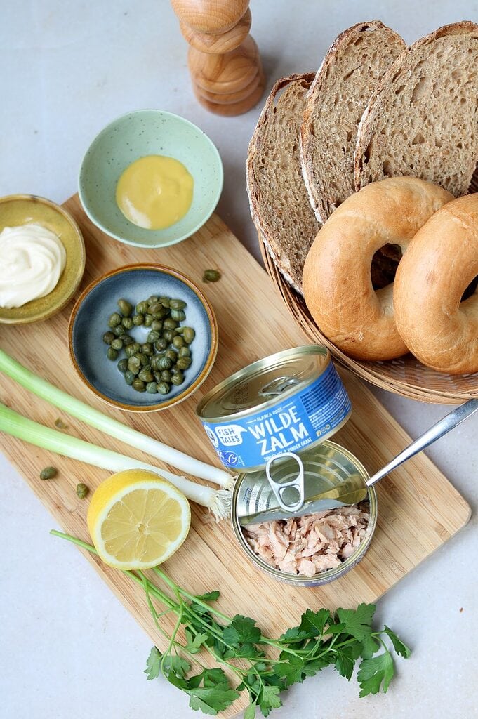 Zalmsalade uit blik maken