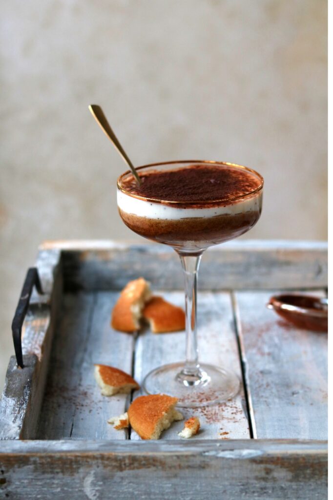Eierkoek tiramisu, binnen 5 minuten op tafel met 4 ingrediënten.