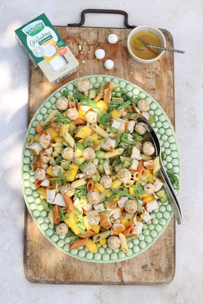 Geitenkaas salade met pasta, avocado, mango en kip