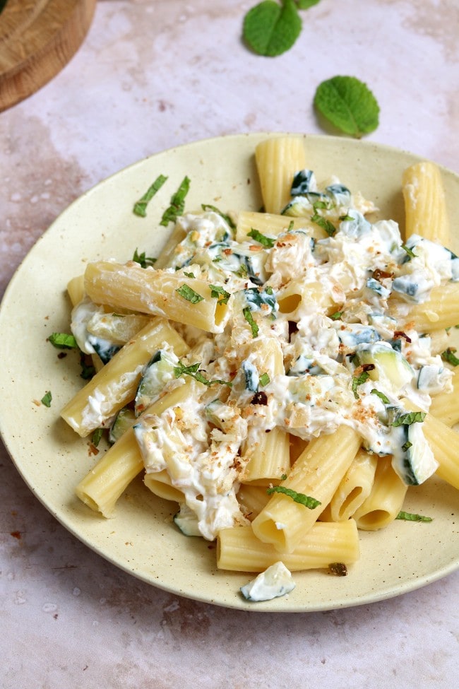 Pasta met courgette, geitenkaas en gebakken broodkruim