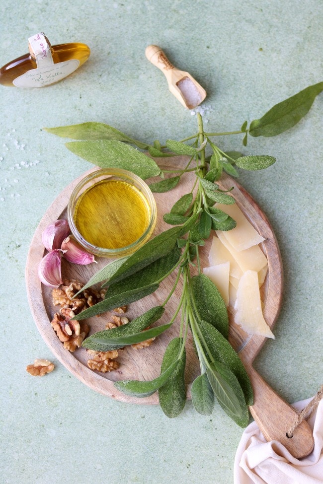 Ingrediënten salie pesto
