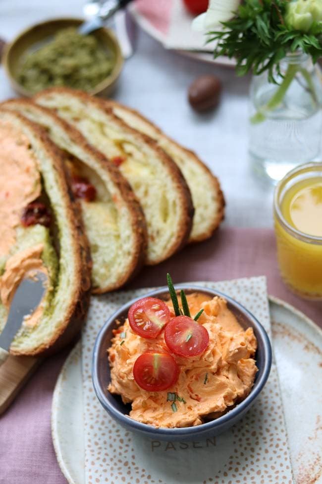 Hartige paasstol met tomatenboter