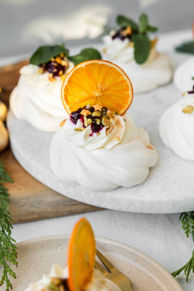 Mini pavlova's met rood fruit