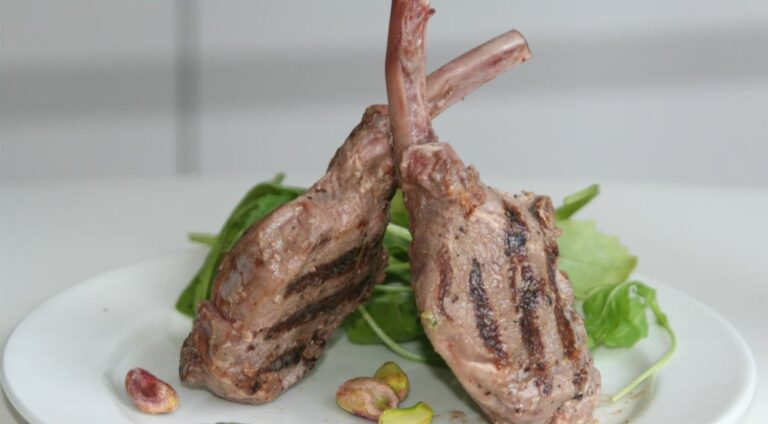 Gegrilde lamsrack met kruidensalsa