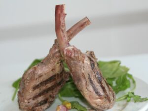 gegrilde lamsrack met kruidensalsa