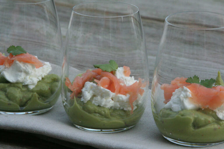 Amuse avocado met zalm en geitenkaas