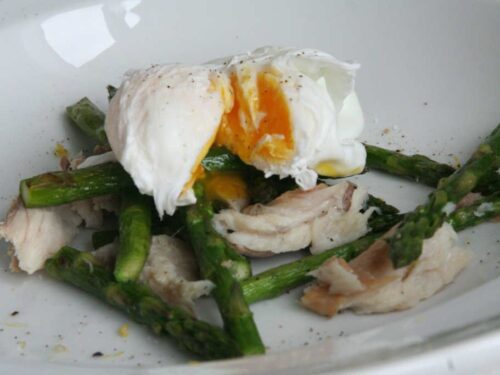 Groene asperges met gepocheerd ei