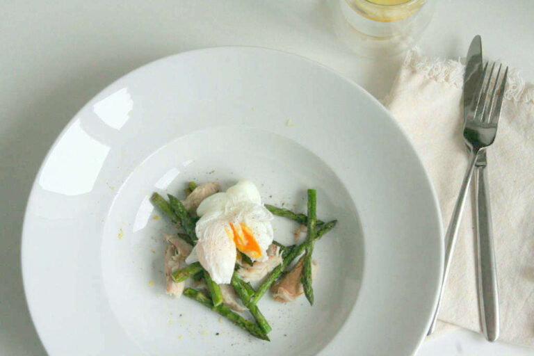 Groene asperges met gepocheerd ei