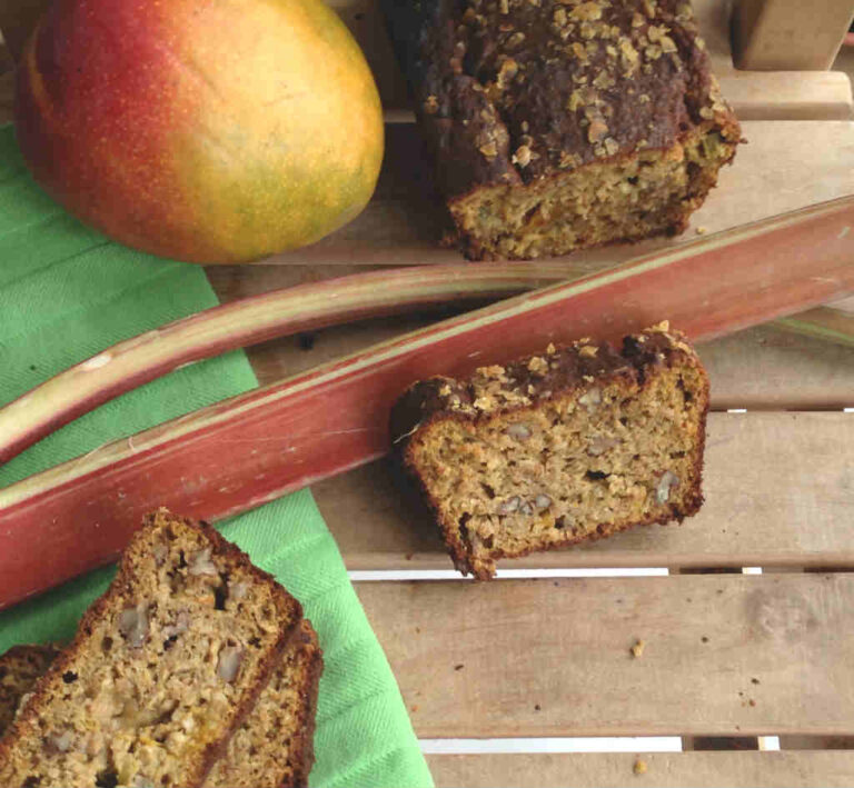 Mango rabarberbrood met havermout, spelt en pecannoten