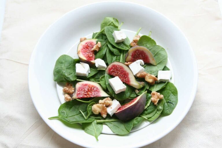 Spinazie salade met geitenkaas en verse vijgen