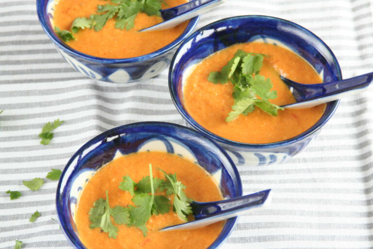 Romige wortel tomatensoep met kokosmelk