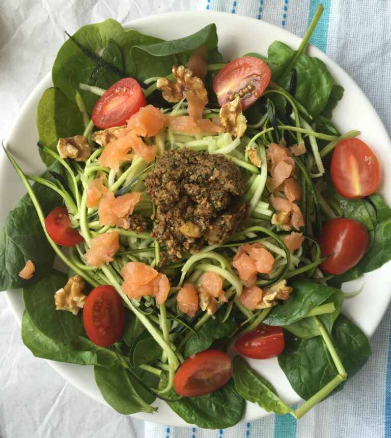 spaghetti van courgette met een walnoten basilicum saus en gerookte zalm