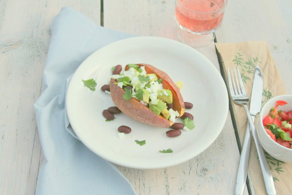 Gepofte zoete aardappel met bonen en pittige tomatensalsa