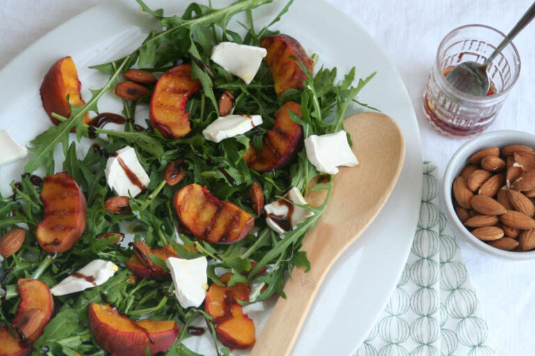 Gegrilde perziken met rucola