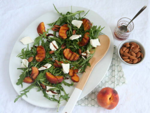 Gegrilde perziken met rucola