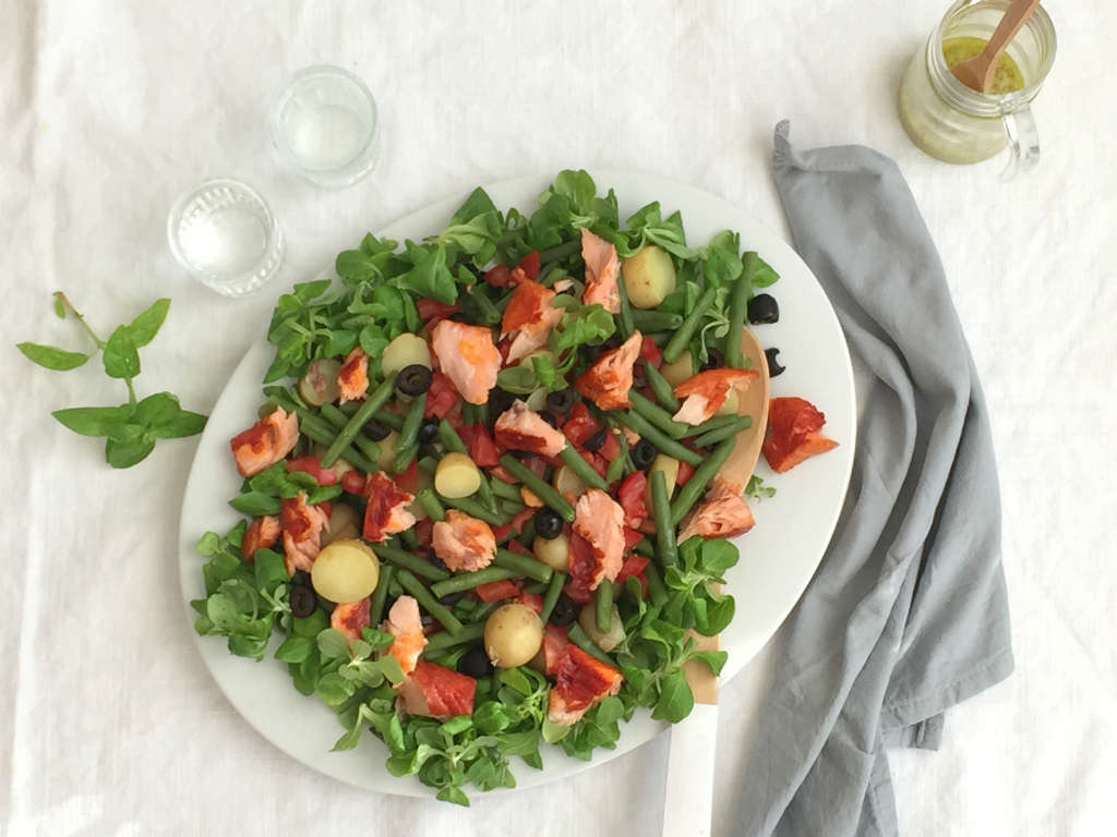 Warmgerookte zalm salade