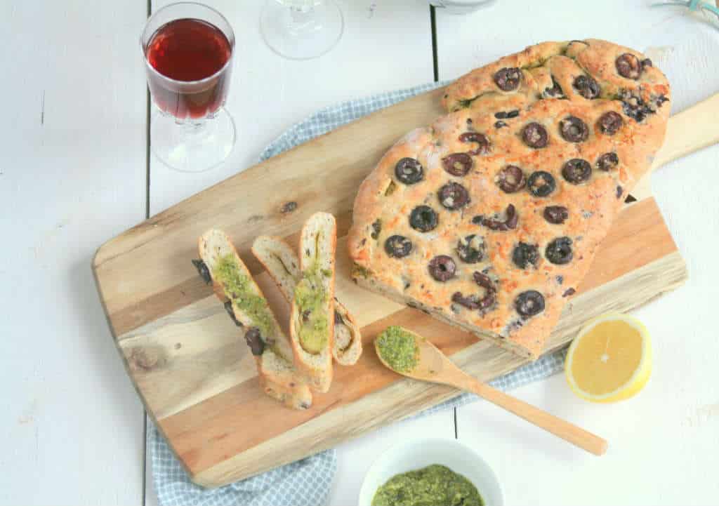 Borrelbrood met pesto en olijven