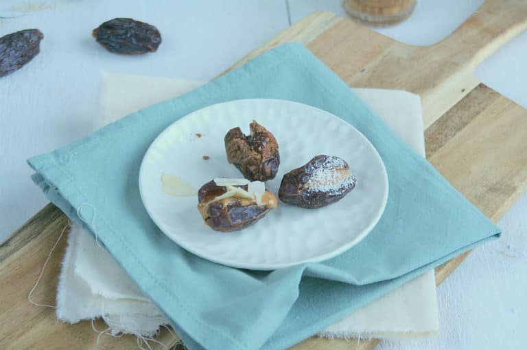 dadels met pindakaas met 3 toppings
