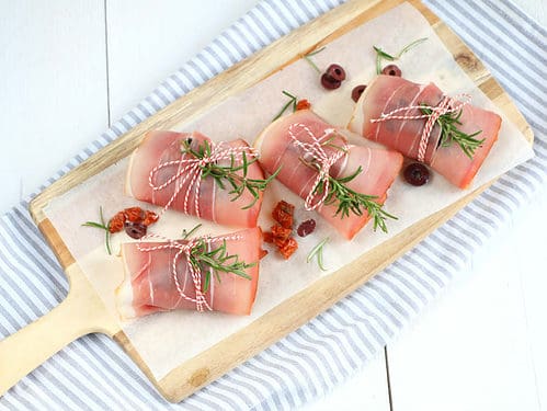 Kippendijen met rauwe ham