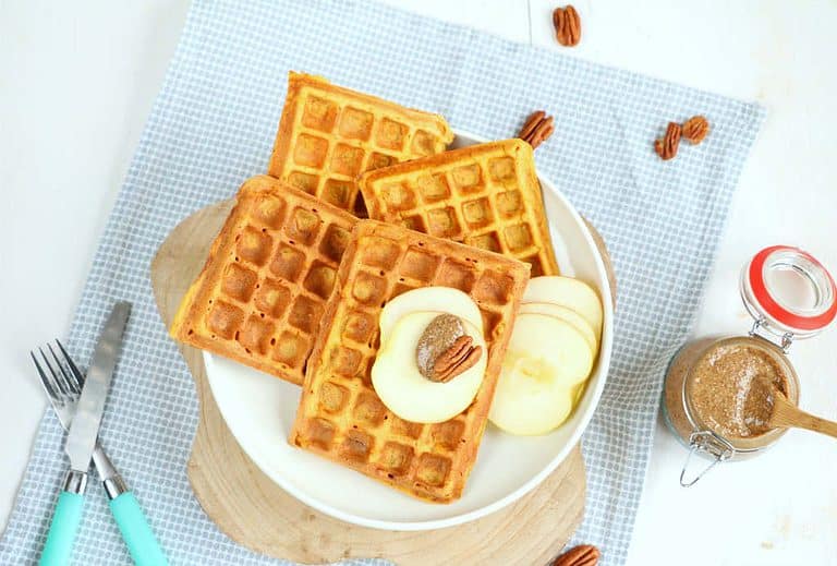 Zoete aardappel wafels en pecannoten pasta