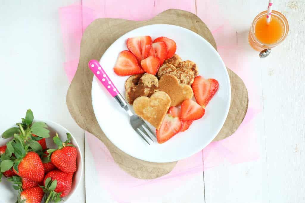 Yoghurt pannenkoeken met gemarineerde aardbeien