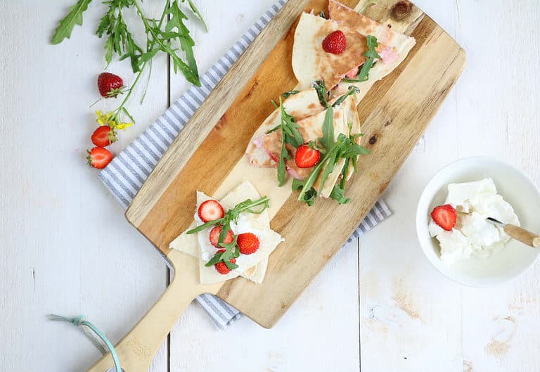 Quesadilla met geitenkaas en aardbeien